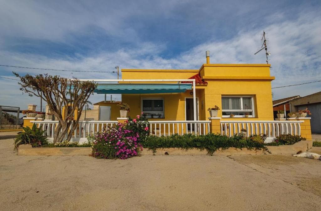 Façana principal de la caseta