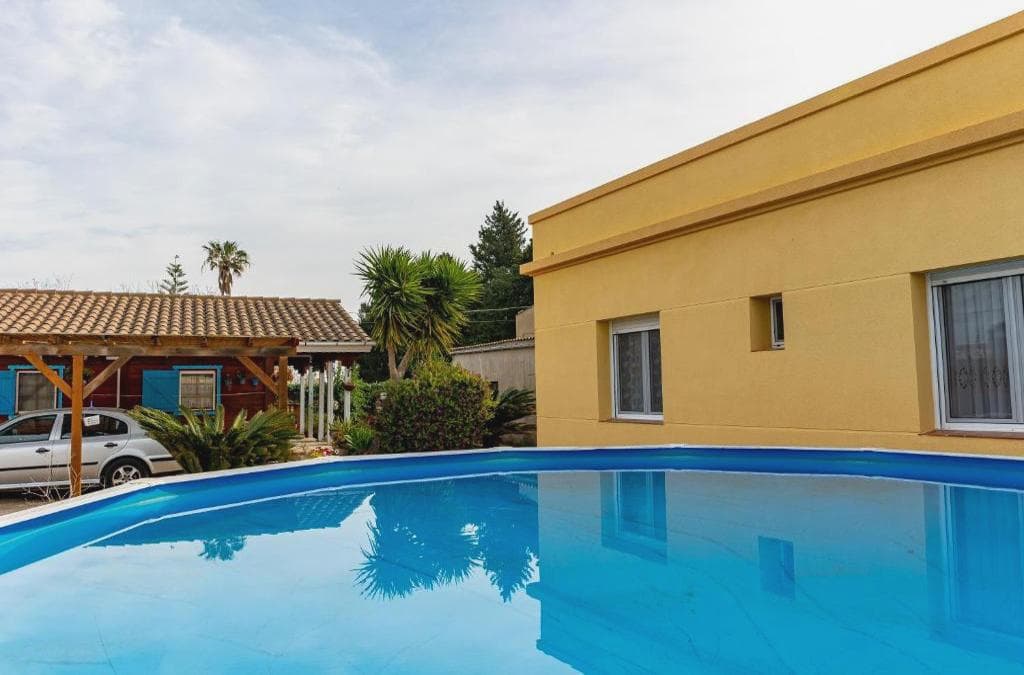 Piscina i zona de descans al jardí