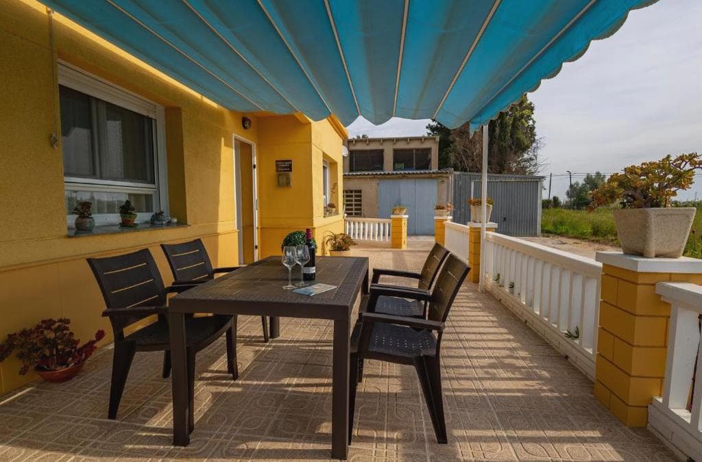 Detall de la terrassa amb espai de relax